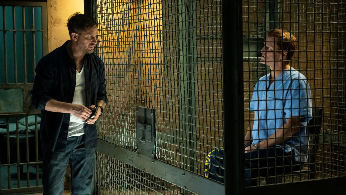 Eddie Brock (Tom Hardy) interviews Cletus Kassidy (Woody Harrelson) in a prison cell.